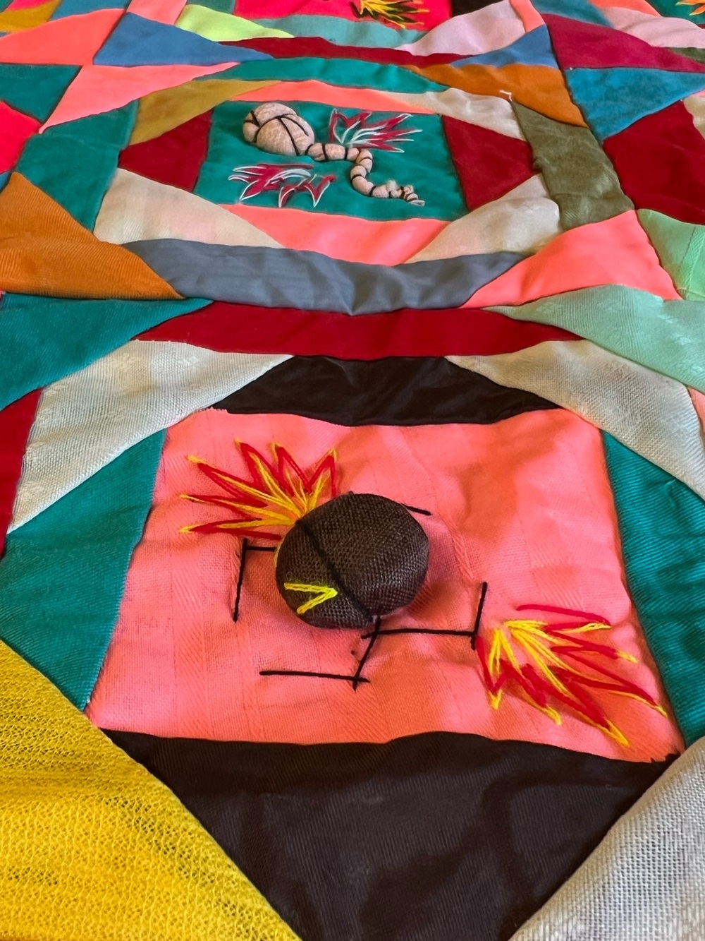 Creepy Critters Bai Jia Bei 3D Appliqués 5-Poisons Wu Du Crinkle Quilt 55.5x34” - Picture 2 of 10